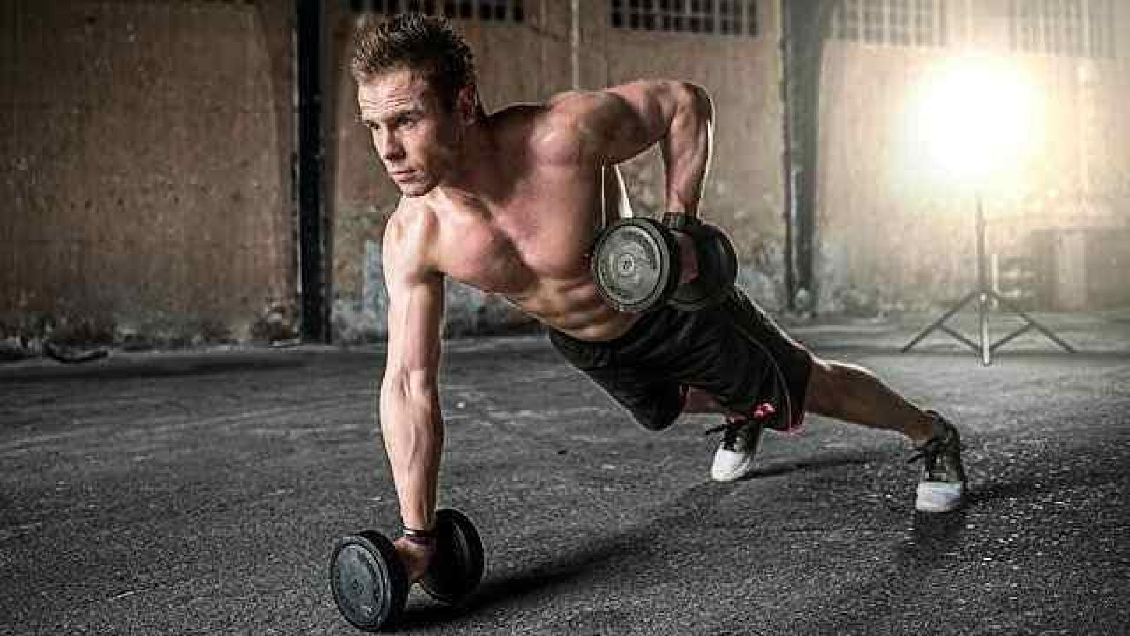 One handed weighted pressups