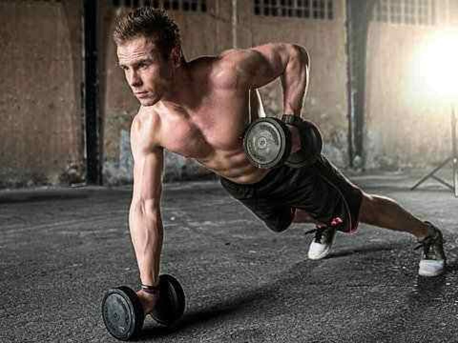 One handed weighted pressups